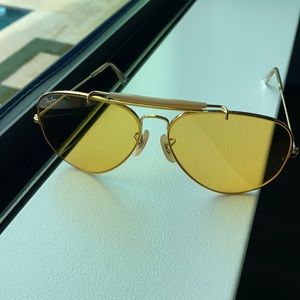 Gold aviator Ray Bans